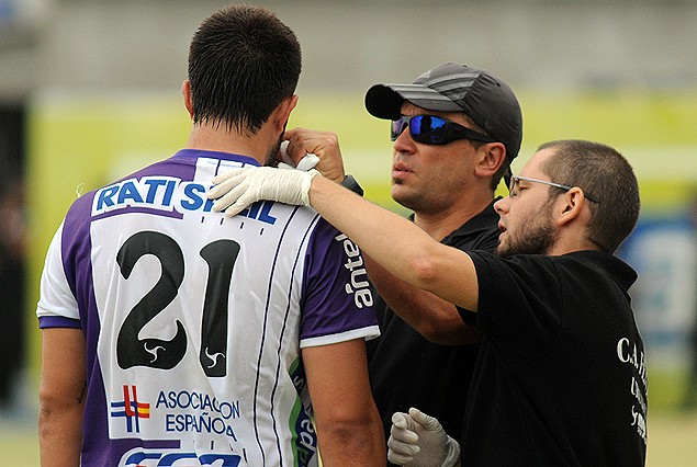 Cavallini es atentido por la sanidad en el primer tiempo tras el golpe que sufrió en su rostro. 