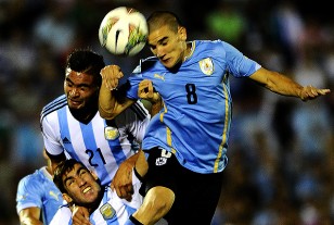Mauro Arambarri va arriba y deja por el suelo a los argentinos.