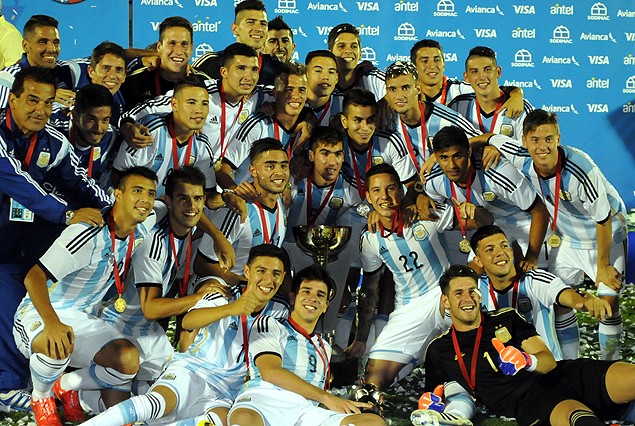Para los argentinos, a partir de anoche, esta fotografía será un símbolo imperecedero. ¡En 115 años de historia, es la primera vez que nuestros vecinos lograron sacarse esta fotografía en nuestra tierra! 