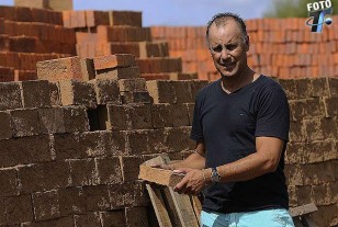 Arias con los ladrillos en el proceso de elaboración, como con el equipo. 