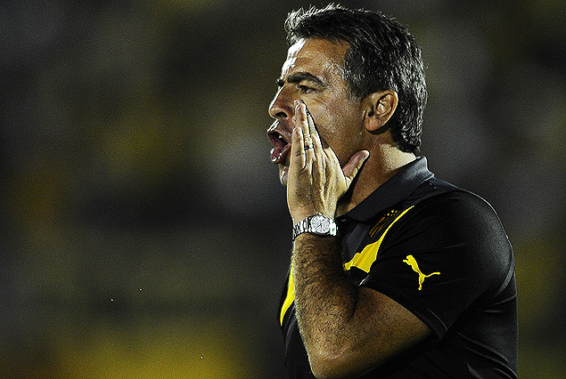 Pablo Bengoechea, el técnico de Peñarol, gritando y enviando indicaciones desde el banco. 