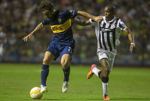 El argentino Daniel Osvaldo maniobra con el balón ante la marcación del bohemio Paulo Lima. Foto EFE.
