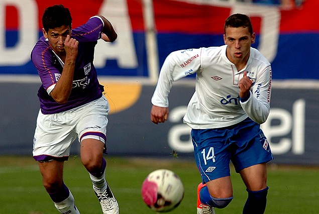 Gonzalo Bueno se lleva la pelota ante marca de Mario Risso. Defensor y Nacional se volverán a ver las caras en el Franzini. 