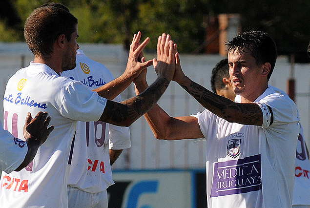 Adrián Luna festeja el primero de sus goles