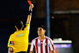 El árbitro brasileño Marques le muestra la tarjeta roja al guaraní Angel Benítez.