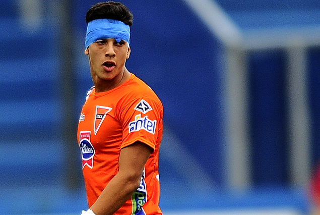 Tres puntos de sutura para Facundo Messones, despues de un codazo recibido en el partido ante Nacional.