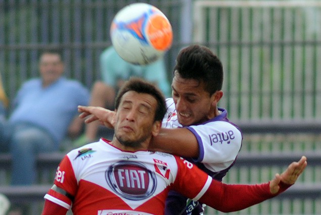 Aldo Díaz y Maximilano Perg pelean por la pelota. 