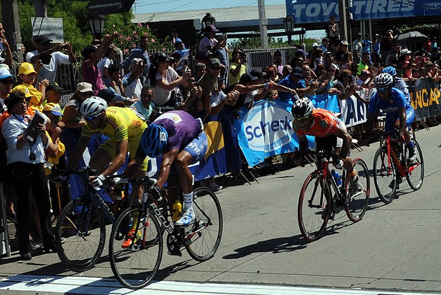 Matías Presa de Cerro Largo ganador de la última etapa en la llegada a Montevideo.
