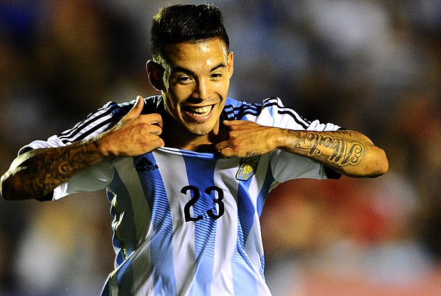 Maximiliano Rolón marcó el prmer gol de los albicelestes. 