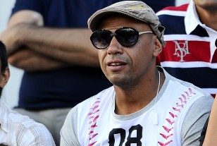Gustavo Varela y su look en la tribuna oficial del Gran Parque Central.