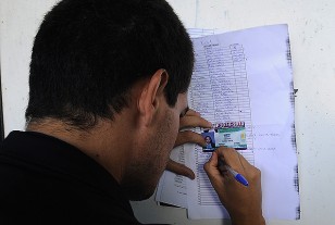 Los porteros controlando el ingreso al estadio Tróccoli. 