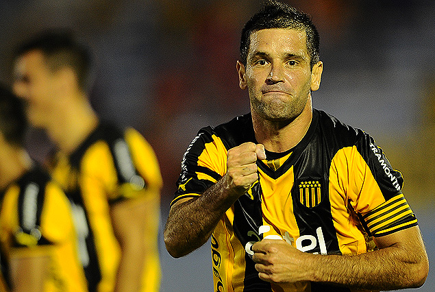 "Tony" Pacheco apretó el puño en el festejo del segundo gol, a pura precisión de penal.