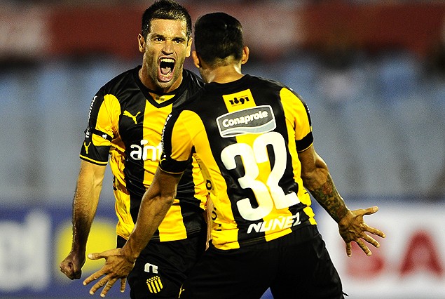 El festejo de Peñarol en el grito de "Tony "Pacheco y Urretaviscaya.