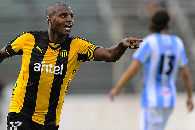 Marcelo Zalayeta de punta al segundo gol de Peñarol en el Estadio Luis Tróccoli.