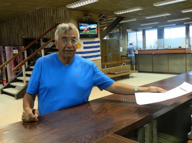 El presidente de la Mesa Ejecutiva de Primera División, Elías Zumar, le entrega el proyecto de la decimoctava fecha al funcionario administrativo del sector.