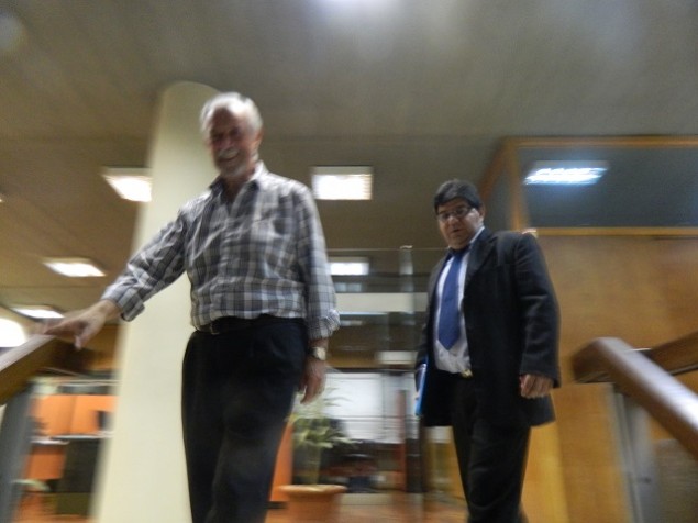 Hora 21.34.  Dos de los integrantes de la Comisión Disciplinaria retirándose tras larga sesión que determinó aplicar medida cautelar a Rampla. 