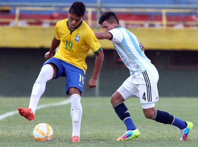 El brasileño Evander maniobra con el balón marcado por el argentino Matías Escudero.