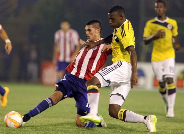 El paraguayo Cristhian Paredes domina el balón ante la marca del colombiano Jorge Carrascal.
