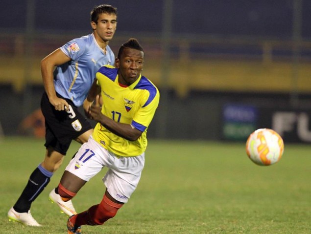 El ecuatoriano Pervis Estupiñán deja por el camino a Diego Rossi.