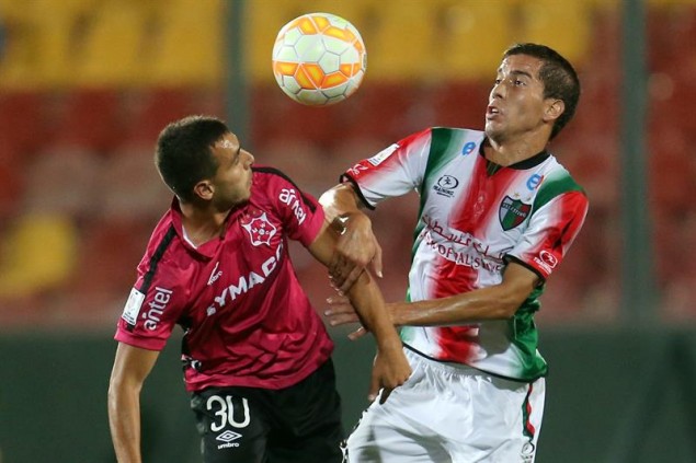 Leandro Reymundez y el chileno Agustin Farías con la pelota en el medio.