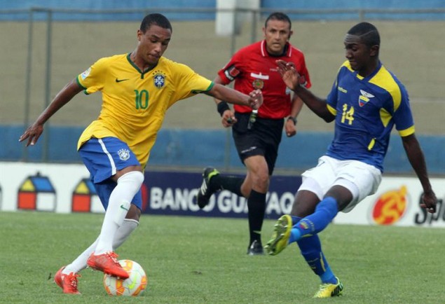 El brasileño Leandro maneja el balón ante la marca del ecuatoriano Renny  Jaramillo. Foto EFE.
