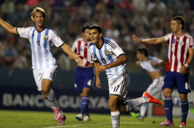 Matías Roskopf, es seguido por Germán Berterame, autor del segundo gol, en el festejo de los argentinos que contrasta con la decepción de los guaraníes. 