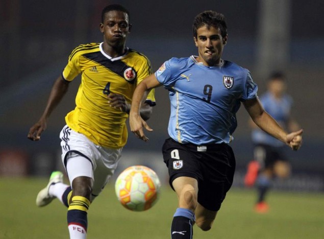 El colombiano Anderson Arroyo corre a la marca de Diego Rossi.