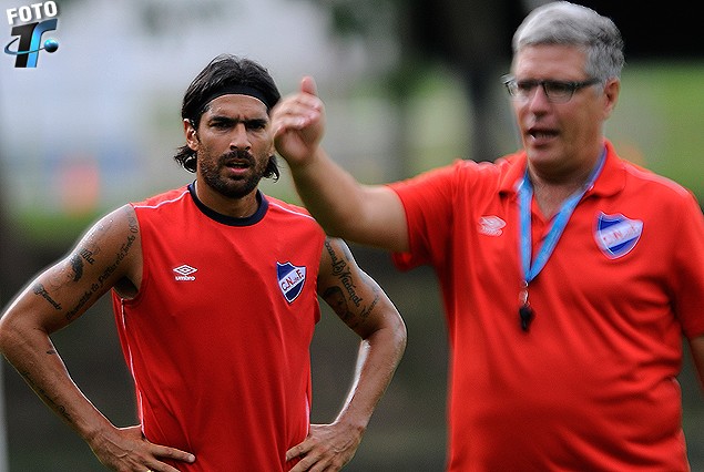 RECAMBIO: Alvaro Gutiérrez piensa en Sebastián Abreu como posible recambio en el banco de suplentes. 