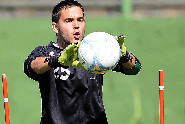 Bernardo Long al arco de los rojiverdes.