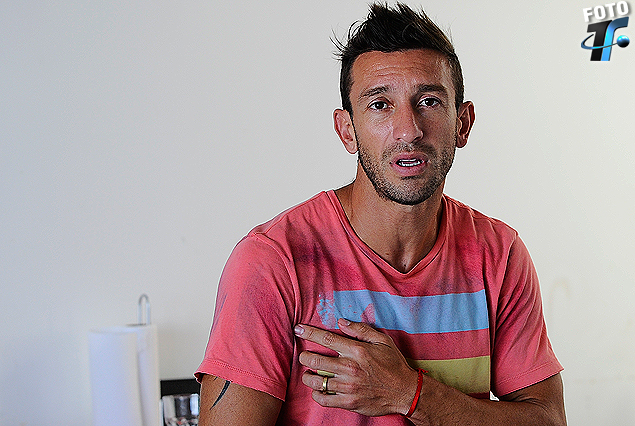 Joe Bizera en la zona de la lesión sobre el hombro derecho. 