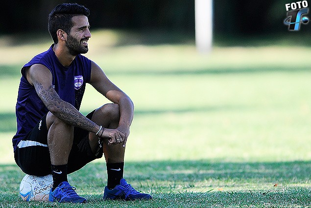 Mathías Cardacio se afirma en el mediocampo violeta. 