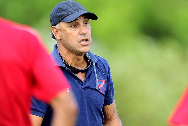 Edgardo Arias, se mostró muy molesto por la decisión de los jueces, que perjudican al equipo en su mejor momento.