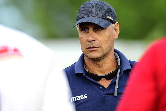 Edgardo Arias, DT de Atenas, prepara el partido ante Rampla. 