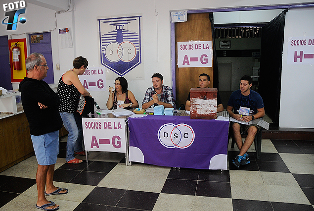 Los socios de Defensor Sporting votan en la sede de Jaime Zudañez. 