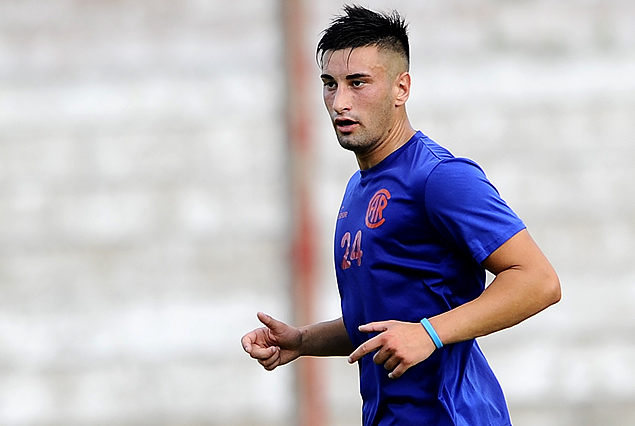 El juvenil Sub 20 Eric Cabaco en la zaga de Rentistas.