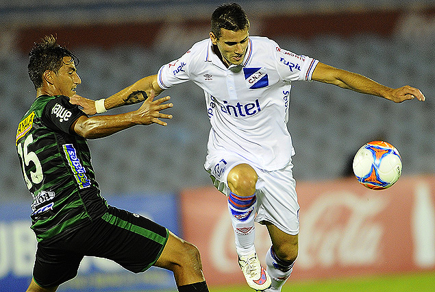 Julio Ferrón con todo en el cruce a Gastón Pereiro. 