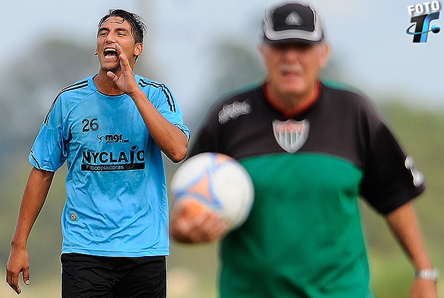 Raúl Moller ya tiene el equipo. En la imagen aparece atrás del DT, Julio Ferrón dando indicaciones. 