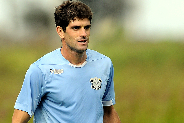 Gastón Bueno en la zaga de Wanderers.