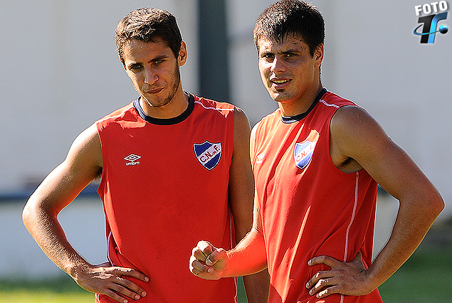 Sebastián Gorga en el lateral derecho y Guillermo De Los Santos en la zaga.