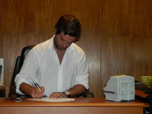 El Ec. Ignacio Alonso en su despacho de la AUF, evaluando la venta de entradas de las cuatro primeras fechas Clausura y satisfecho porque se vendieron 13.118 boletos más, que en el mismo período en idéntico torneo de la temporada anterior y la recaudación se incrementó en $ 4.048.090.