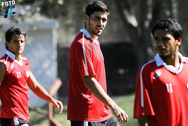 INNELLA DESDE EL VAMOS. El volante regresa al mediocampo darsenero. Marca y entrega para el partido ante Nacional. 