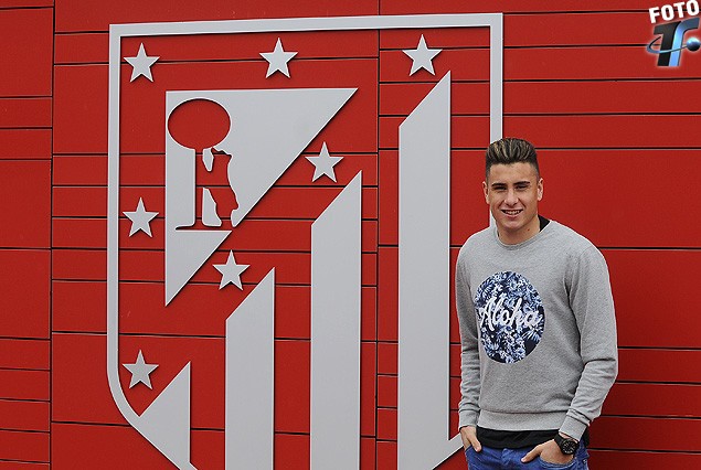 José María Giménez posa con el escudo de Atlético de Madrid de fondo. El presente y el futuro le sonríen.