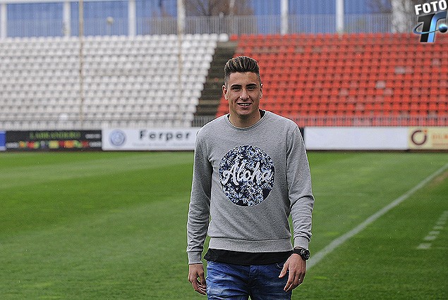 José María Giménez, camina por el complejo deportivo de Atlético de Madrid en Majadahonda.
