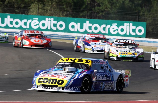A bordo del Torino alistado por el equipo Dole Racing, el piloto de Montevideo formaba parte de la 2da serie largando desde la 10ma ubicación.