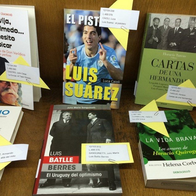 Vista del sector del escaparate de la Biblioteca Nacional de Montevideo, donde se observa, en la parte inferior, el libro en cuya tapa aparecen José Batlle y Ordóñez y su sobrino Luis Batlle Berres y encima, en posición más destacada, el de Luis Suárez.