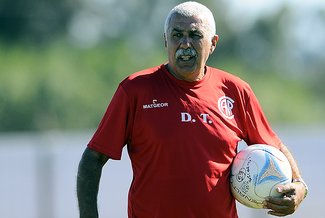 Manuel Keosseian, entrenador de Rentistas,  con cambios en suspenso.