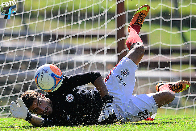 Gastón Olveira controla la pelota abajo en el entrenamiento.