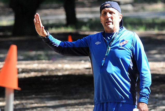 El Profesor Betolazza al frente del entrenamiento fisico del martes. 