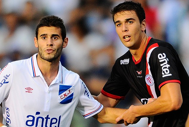 Gastón Pereiro y Alejandro Ale, rivales en la cancha del Parque Central. Compañeros en la selección uruguaya Sub 20.