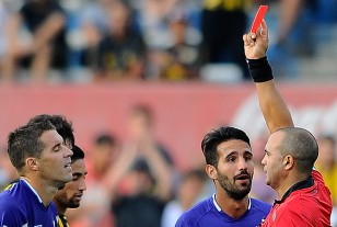 El árbitro Javier Bentancor le muestra la tarjeta roja a Andrés Scotti.